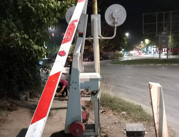 Արարատի երկաթուղային գծանցումում  «Կամազ» բեռնատար ավտոմեքենան բախվել է ավտոմատ ուղեփակոցին